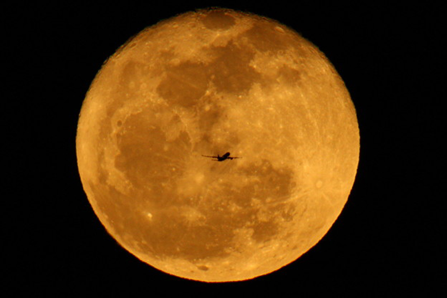 月と飛行機