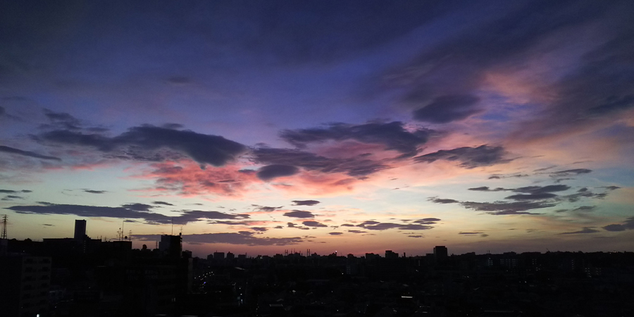 紫の空に漂う雲